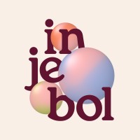 Logo met de tekst 'in je bol' in donkerrode letters, op een achtergrond van kleurrijke bollen in roze, oranje, groen en blauw.