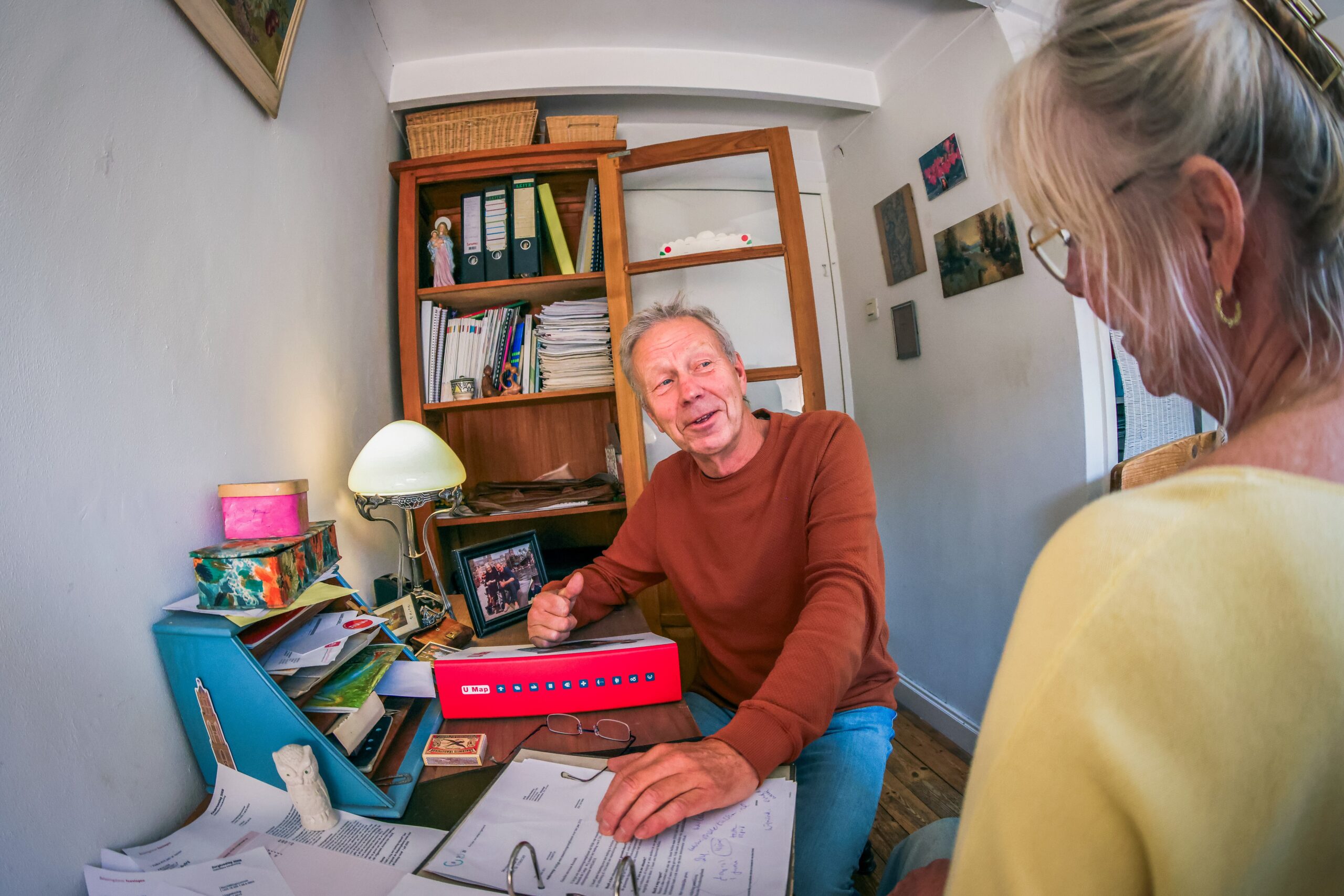 financieel vrijwilliger helpt iemand met zijn administratie